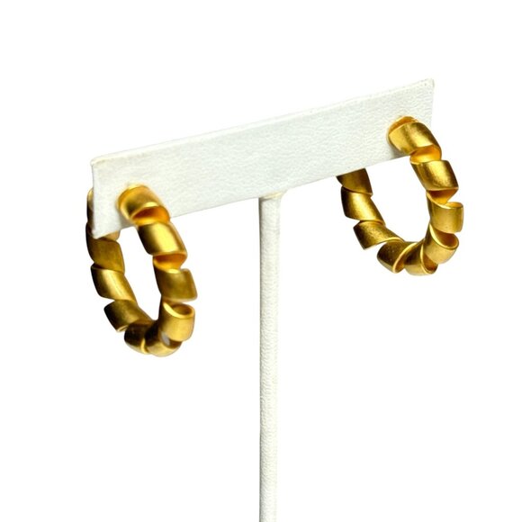 Gold Tone Chunky Spiral Hoop Earrings Lightweight Modern Fashion Jewelry - Picture 7 of 8